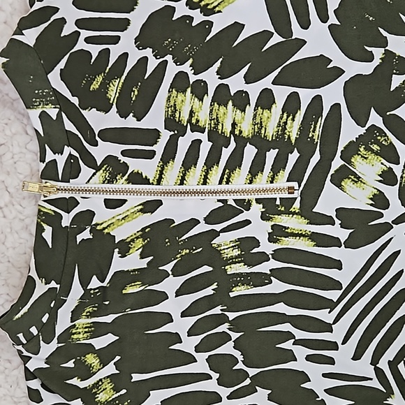 Liz Claiborne Palm Printed Blouse Green and White with pleated neckline Size MT - Picture 7 of 9